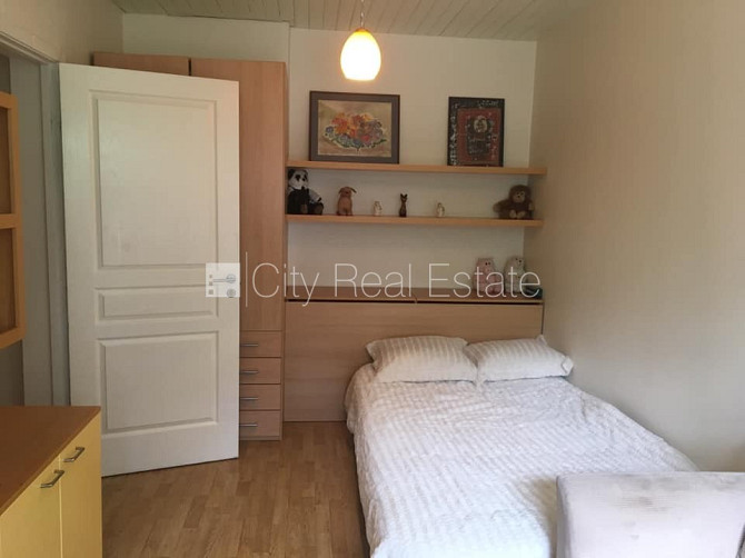 Labiekārtots apzaļumots pagalms, iežogota teritorija ar koka sētu, garāža vienai Jūrmala - foto 9