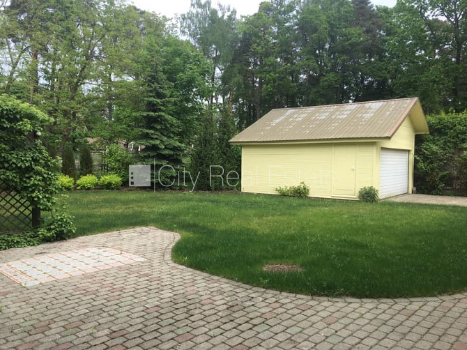 Labiekārtots apzaļumots pagalms, iežogota teritorija ar koka sētu, garāža vienai Jūrmala - foto 14