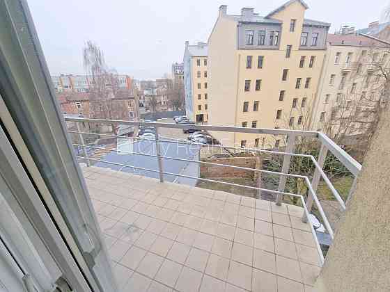 Новостройка, фасадный дом, закрытый двор, вход с улицы, лифт, лестничная клетка Rīga