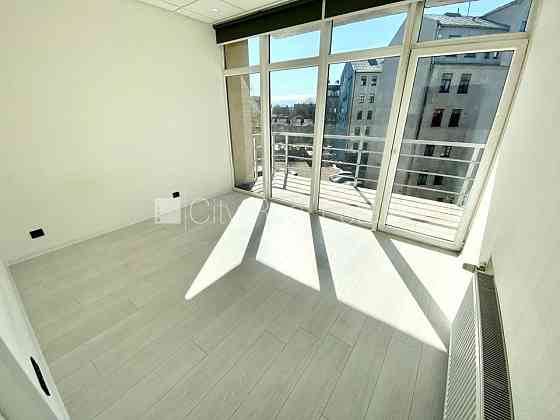 Новостройка, фасадный дом, закрытый двор, вход с улицы, лифт, лестничная клетка Rīga