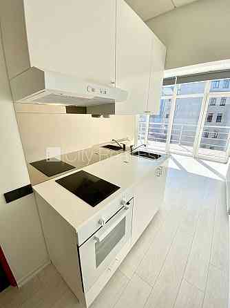 Новостройка, фасадный дом, закрытый двор, вход с улицы, лифт, лестничная клетка Rīga