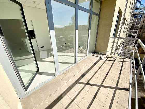 Новостройка, фасадный дом, закрытый двор, вход с улицы, лифт, лестничная клетка Rīga