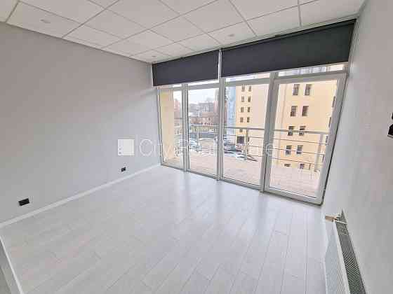 Новостройка, фасадный дом, закрытый двор, вход с улицы, лифт, лестничная клетка Rīga