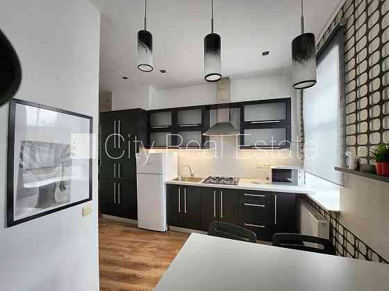 Дом во дворе, закрытая территория, вход со двора, количество спален 1 шт., студио, Rīga