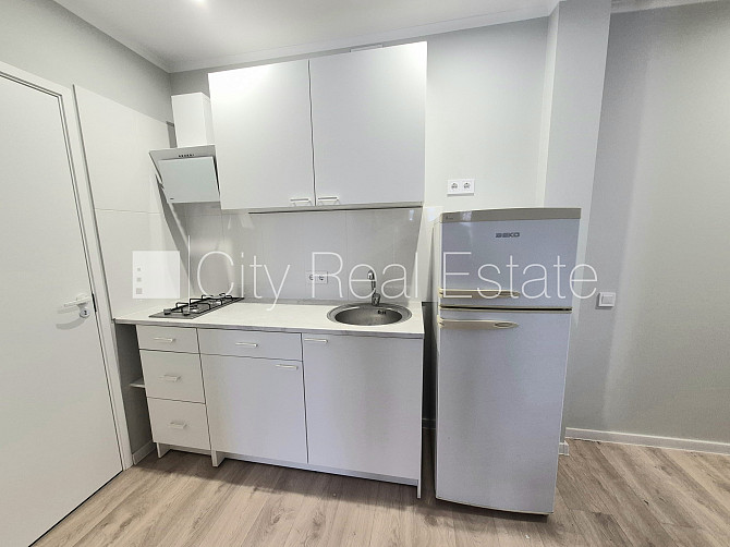 Pagalma ēka, slēgts pagalms, iespēja nomāt autostāvvietu, ieeja no pagalma, kāpņu telpa pēc Rīga - foto 17