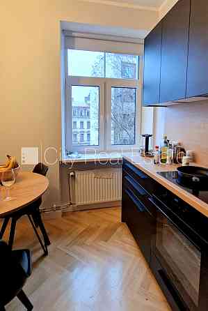 Здание во дворе, реновированный дом, благоустроенная озеленённая территория, Rīga