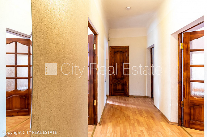 Renovēta māja, ieeja no pagalma, beletāža, kāpņu telpa pēc kosmētiskā remonta, logi Rīga - foto 14