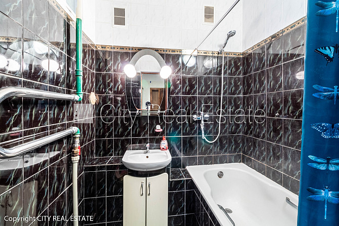 Renovēta māja, ieeja no pagalma, beletāža, kāpņu telpa pēc kosmētiskā remonta, logi Rīga - foto 17