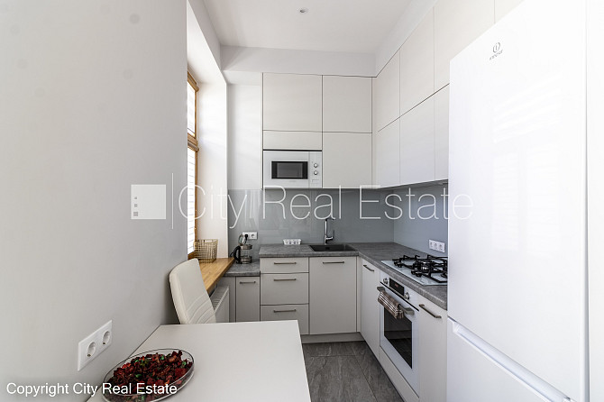 Pagalma ēka, renovēta māja, labiekārtots apzaļumots pagalms, slēgts pagalms, pagalmā bērnu Rīga - foto 6