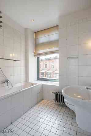 Tiek piedāvāta  no 01.02.2026  ilgtermiņa īrē   daļēji mēbelētu trīsstāvu rindu māja Kīpsalā ar skat Рига