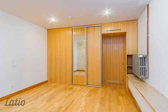 Tiek piedāvāta  no 01.02.2026  ilgtermiņa īrē   daļēji mēbelētu trīsstāvu rindu māja Kīpsalā ar skat Рига