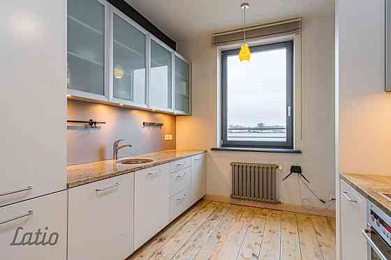 Tiek piedāvāta  no 01.02.2026  ilgtermiņa īrē   daļēji mēbelētu trīsstāvu rindu māja Kīpsalā ar skat Рига