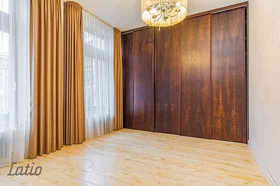 Tiek piedāvāta  no 01.02.2026  ilgtermiņa īrē   daļēji mēbelētu trīsstāvu rindu māja Kīpsalā ar skat Рига