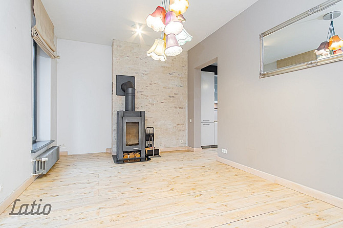 Tiek piedāvāta  no 01.02.2026  ilgtermiņa īrē   daļēji mēbelētu trīsstāvu rindu māja Kīpsalā ar skat Рига - изображение 1