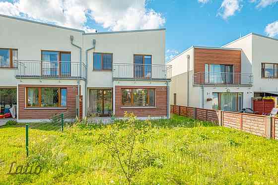 Izīrē skaistu, plašu daļēji mēbelētu māju privātmāju ciematā Piņķos.
Mājas pirmajā stāvā ir izvietot Рижский район