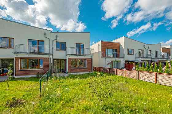 Izīrē skaistu, plašu daļēji mēbelētu māju privātmāju ciematā Piņķos.
Mājas pirmajā stāvā ir izvietot Рижский район