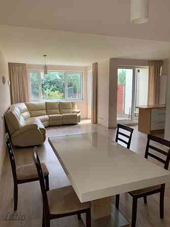 Izīrē skaistu, plašu daļēji mēbelētu māju privātmāju ciematā Piņķos.
Mājas pirmajā stāvā ir izvietot Рижский район