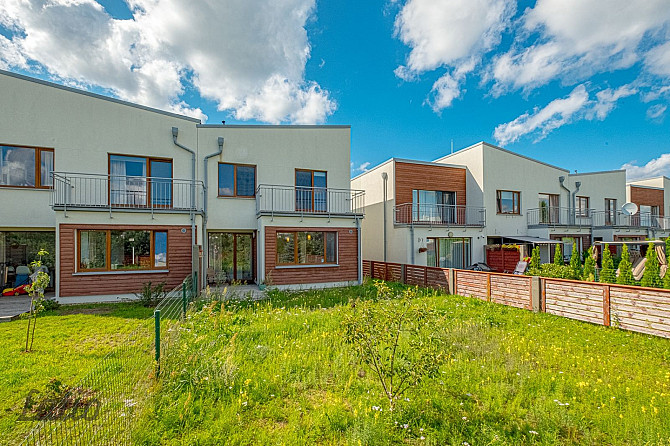 Izīrē skaistu, plašu daļēji mēbelētu māju privātmāju ciematā Piņķos.
Mājas pirmajā stāvā ir izvietot Рижский район - изображение 1