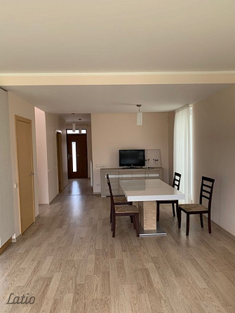 Izīrē skaistu, plašu daļēji mēbelētu māju privātmāju ciematā Piņķos.
Mājas pirmajā stāvā ir izvietot Рижский район - изображение 4