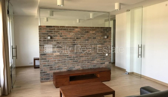 Fasādes māja, ieeja no ielas, ir lifts, kāpņu telpa pēc kapitālā remonta, studio tipa, Rīga - foto 2