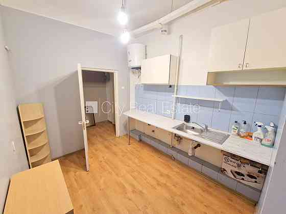 Фасадный дом, реновированный дом, территория обнесена забором, место для машины, Rīga