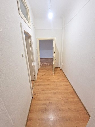 Fasādes māja, renovēta māja, iežogota teritorija, vieta automašīnai, ieeja no ielas un Rīga - foto 12