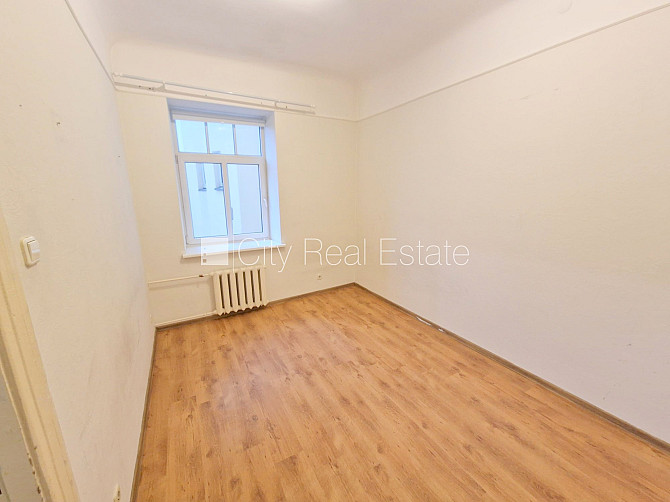 Fasādes māja, renovēta māja, iežogota teritorija, vieta automašīnai, ieeja no ielas un Rīga - foto 13