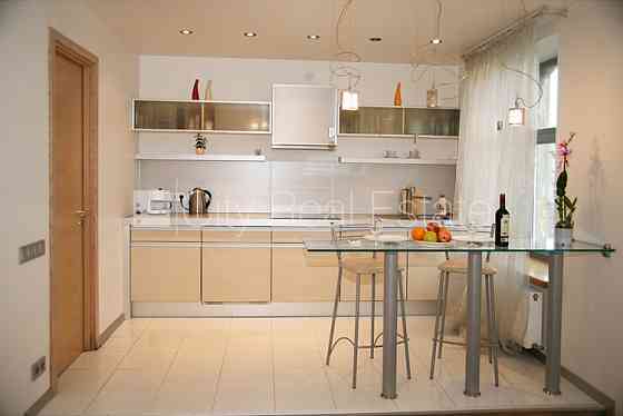 Фасадный дом, реновированный дом, закрытый двор, территория обнесена забором, Rīga