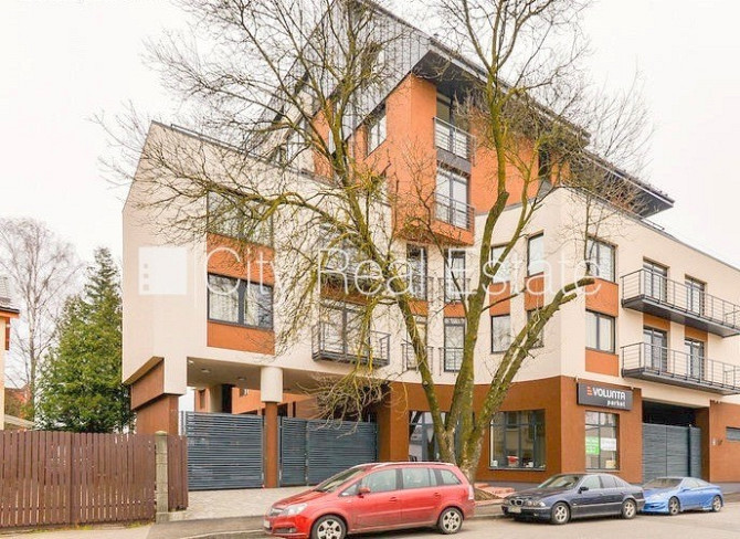 Fasādes māja, renovēta māja, slēgts pagalms, iežogota teritorija, vieta automašīnai, ieeja Rīga - foto 17