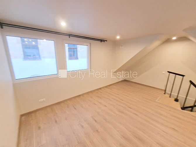 Pagalma ēka, slēgts pagalms, ieeja no pagalma, kāpņu telpa pēc kosmētiskā remonta, logi Rīga - foto 13