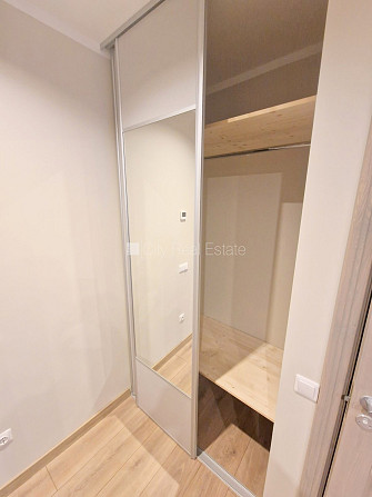 Pagalma ēka, slēgts pagalms, ieeja no pagalma, kāpņu telpa pēc kosmētiskā remonta, logi Rīga - foto 20