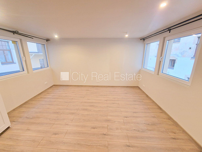 Pagalma ēka, slēgts pagalms, ieeja no pagalma, kāpņu telpa pēc kosmētiskā remonta, logi Rīga - foto 15