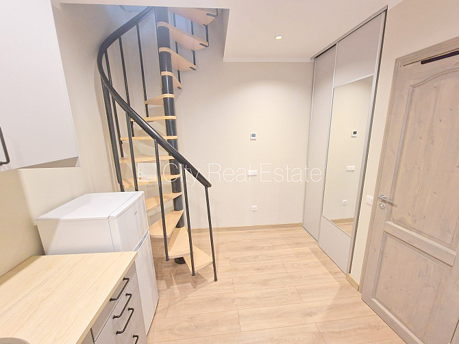 Pagalma ēka, slēgts pagalms, ieeja no pagalma, kāpņu telpa pēc kosmētiskā remonta, logi Rīga - foto 8