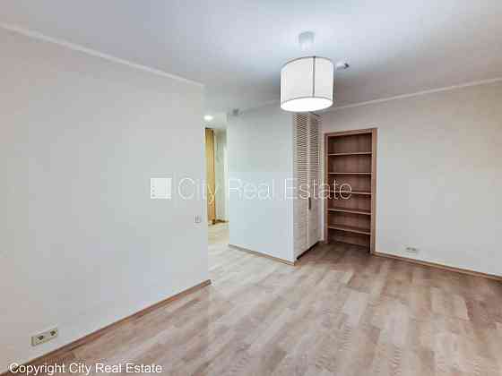 Благоустроенный озеленённый двор, территория обнесена деревянным забором, гараж Юрмала