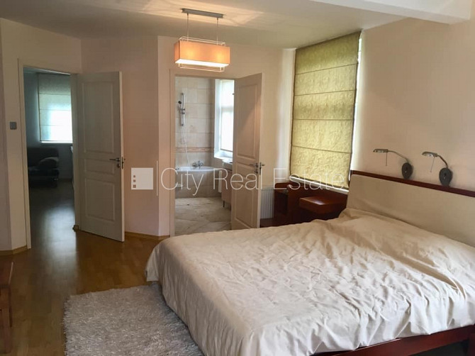 Labiekārtots apzaļumots pagalms, iežogota teritorija ar koka sētu, garāža vienai Jūrmala - foto 15