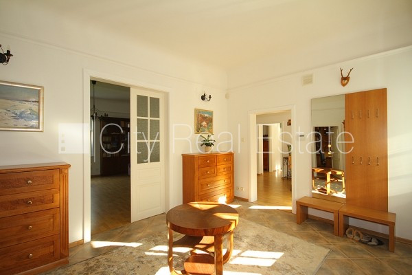 Labiekārtots apzaļumots pagalms, iežogota teritorija ar koka sētu, garāža vienai Jūrmala - foto 13