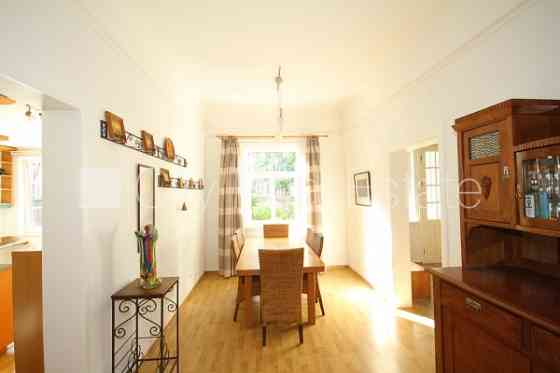 Благоустроенный озеленённый двор, территория обнесена деревянным забором, гараж Юрмала