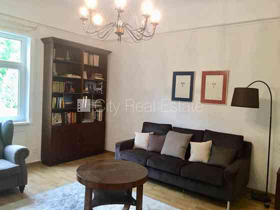 Благоустроенный озеленённый двор, территория обнесена деревянным забором, гараж Юрмала