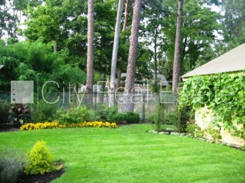 Благоустроенный озеленённый двор, территория обнесена деревянным забором, гараж Юрмала - изображение 15