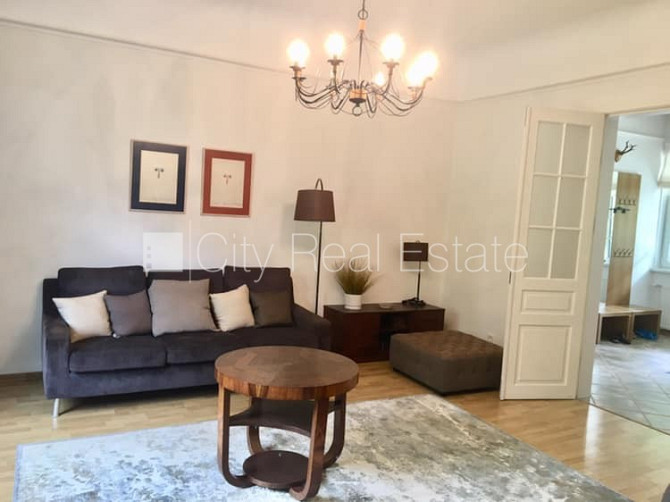 Благоустроенный озеленённый двор, территория обнесена деревянным забором, гараж Юрмала - изображение 2