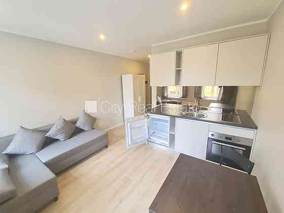 Здание во дворе, реновированный дом, закрытый двор, вход со двора, лестничная Rīga