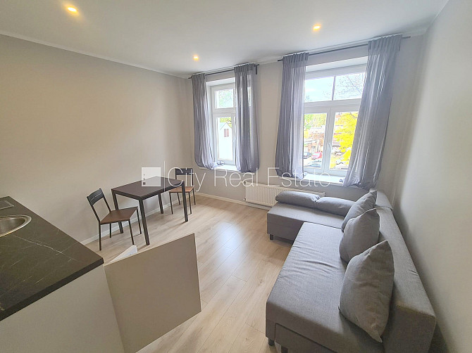 Здание во дворе, реновированный дом, закрытый двор, вход со двора, лестничная Рига - изображение 6