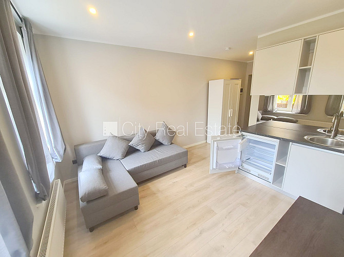 Здание во дворе, реновированный дом, закрытый двор, вход со двора, лестничная Рига - изображение 7