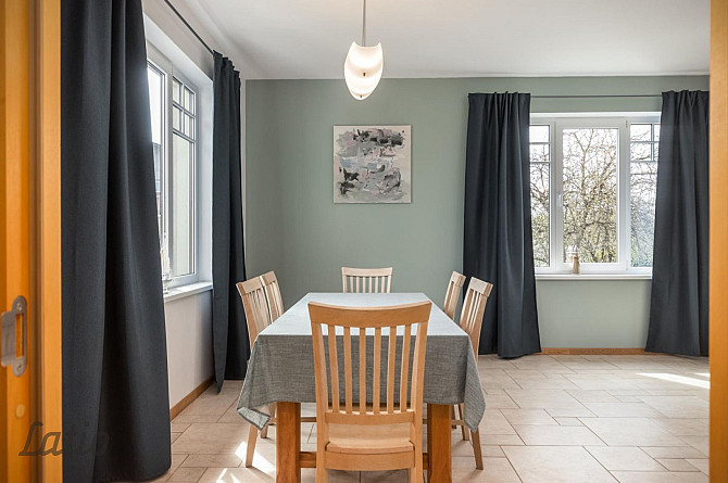 Izīrē ļoti mājīgu, daļēji mēbēlētu ģimenes divstāvu māju ekskluzīvā privātmāju Sigulda - foto 5