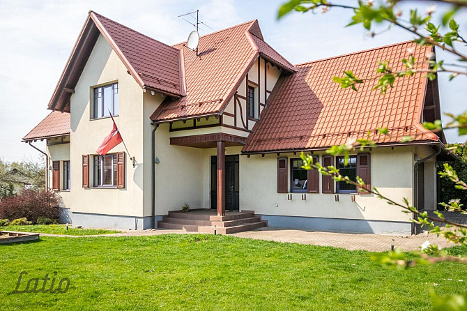 Izīrē ļoti mājīgu, daļēji mēbēlētu ģimenes divstāvu māju ekskluzīvā privātmāju Sigulda - foto 1