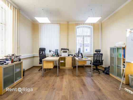 Сдаётся в аренду офис в отреставрированном здании с парковкой и удобной Rīga