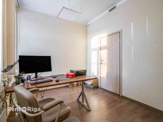 Сдаётся в аренду офис в отреставрированном здании с парковкой и удобной Rīga