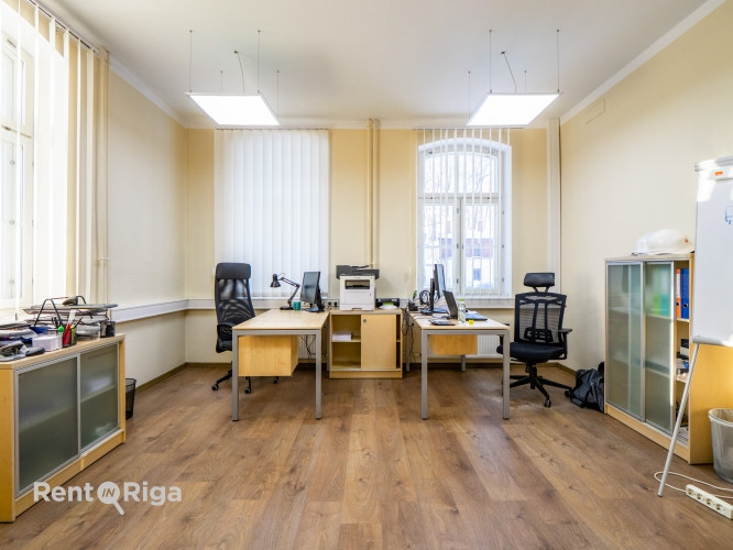 Nomai tiek piedāvāts birojs renovētā ēkā ar stāvvietām un ērtu infrastruktūru.  + Ēkas Rīga - foto 2