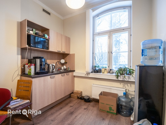 Nomai tiek piedāvāts birojs renovētā ēkā ar stāvvietām un ērtu infrastruktūru.  + Ēkas Rīga - foto 9