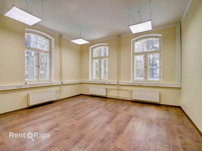 Nomai tiek piedāvāts plašs un funkcionāls birojs renovētā ēkā ar ērtu piekļuvi un Rīga - foto 17